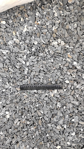 Kamenclub.ru: Щебень галтованный черный (мрамор) фр.10-20 мм.  купить в Саратове мрамор черный с белыми прожилками, черный, белый окатанный округлый ландшафтный декоративный щебень 15000 руб/т   фото КАМЕНЬ КЛУБ