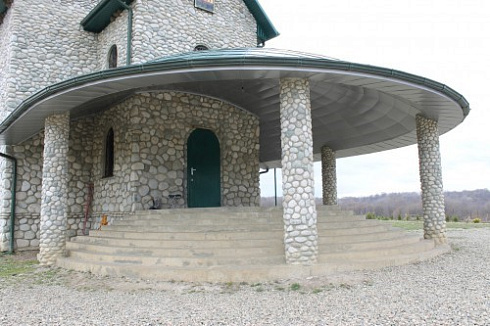 Kamenclub.ru: Галька речная плоская (бело-серая) фр. 100-200-300 мм. купить  в Саратове галька речная плоская серый, белый, бело-серый, серо-белый речная галька плоская  9000 руб/т   фото КАМЕНЬ КЛУБ