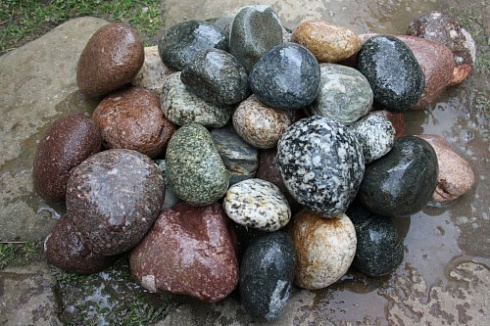 Kamenclub.ru: Галька окат (цветная картошка) фр. 50-100 мм. купить  в Саратове галька природная окатанная серый белый цветной синий темно-серый коричневый округлый галечник окатанный 6800 руб/т   фото КАМЕНЬ КЛУБ