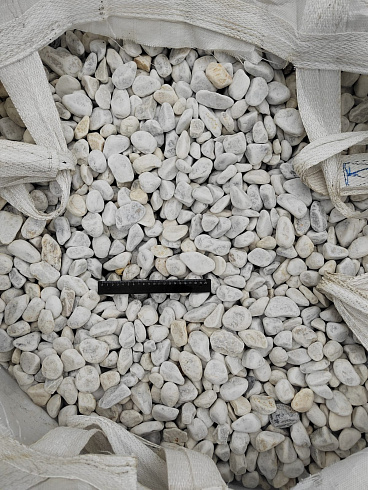 Kamenclub.ru: Мраморная крошка (щебень галтованный белый) фр.40-70 мм.  купить в Саратове мрамор белый молочный айвори окатанный округлый природный камень 17000 руб/т   фото КАМЕНЬ КЛУБ