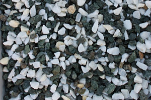 Kamenclub.ru: Мраморная крошка (щебень крошка микс: белый-зеленый) фр. 10-20 мм.  купить в Саратове мрамор белый, зеленый каменная ландшафтная декоративная крошка щебня 9500 руб/т   фото КАМЕНЬ КЛУБ