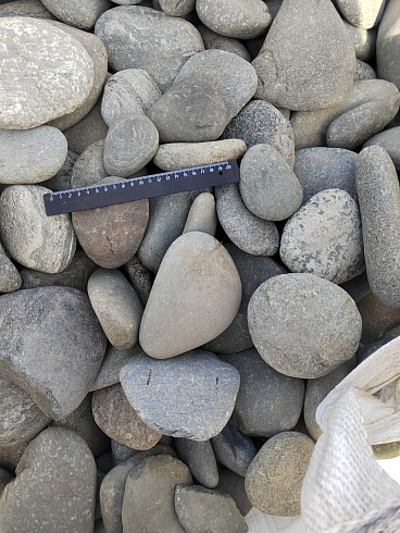 Kamenclub.ru: Галька речная плоская (серо-белая) фр. 70-120 мм. купить  в Саратове галька галечник речной серый, белый окатанная плоская  природная галька 9000 руб/т   фото КАМЕНЬ КЛУБ