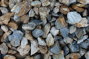 Kamenclub.ru: Мраморная крошка (щебень крошка медовый) фр. 20-40 мм.  купить в Саратове мрамор бежевый рыжий желтый ландшафтная мраморная крошка 12000 руб/т   фото КАМЕНЬ КЛУБ