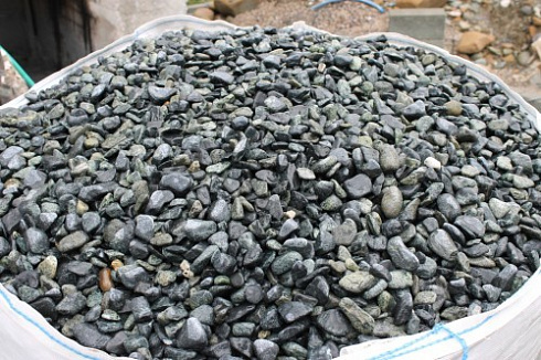 Kamenclub.ru: Щебень галтованный зеленый (змеевик) фр. 20-40 мм.  купить в Саратове мрамор зеленый, салатовый оголтованный щебень мраморный 12500 руб/т   фото КАМЕНЬ КЛУБ