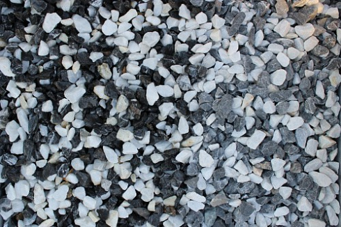 Kamenclub.ru: Мраморная крошка (щебень крошка микс : черный-белый) фр. 10-20 мм.  купить в Саратове мрамор белый, черный каменная декоративная крошка ландшафтная 12000 руб/т   фото КАМЕНЬ КЛУБ