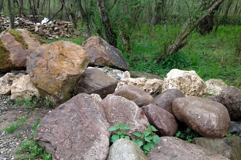 Kamenclub.ru: Конгломераты фр. 300-1000 мм.  купить в Саратове кварц мрамор диабаз коричневый, серый зеленоватый речной валун крупный 6500 руб/т   фото КАМЕНЬ КЛУБ