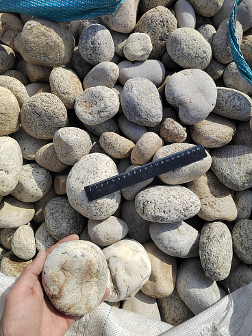 Kamenclub.ru: Галька речная окат (серо-белая) фр. 70-120 мм купить  в Саратове галька галечник бело-серая, серо-белая, серая, белая речная природная галька  8000 руб/т   фото КАМЕНЬ КЛУБ