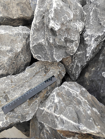 Kamenclub.ru: Черный мрамор скальник фр. 100-500 мм.  купить в Саратове мрамор черный белый серый крупный колотый валун ландшафтный 8500 руб/т   фото КАМЕНЬ КЛУБ