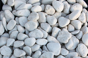 Kamenclub.ru: Щебень галтованный белый (мрамор) фр.5-10 мм.  купить в Саратове мрамор белый, айвори, молочный каменная мраморная декоративная ландшафтная крошка 17000 руб/т   фото КАМЕНЬ КЛУБ