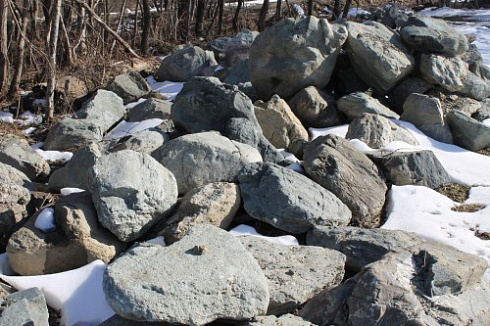 Kamenclub.ru: Гранит скальник (серо-зеленый) фр. 500-1500 мм.  купить в Саратове гранит мрамор  серый зеленый темно-серый глыба скальная колотая ландшафтная 7 500 руб/т   фото КАМЕНЬ КЛУБ