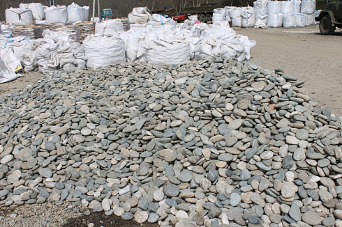 Kamenclub.ru: Галька речная плоская (серо-белая) фр. 70-120 мм. купить  в Саратове галька галечник речной серый, белый окатанная плоская  природная галька 9000 руб/т   фото КАМЕНЬ КЛУБ