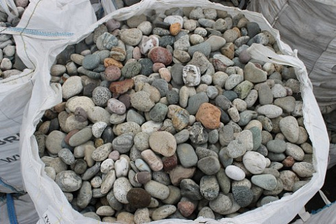 Kamenclub.ru: Галька окат (цветная картошка) фр. 50-100 мм. купить  в Саратове галька природная окатанная серый белый цветной синий темно-серый коричневый округлый галечник окатанный 6800 руб/т   фото КАМЕНЬ КЛУБ