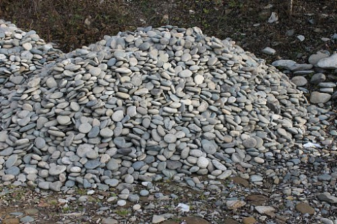 Kamenclub.ru: Галька речная плоская (ассорти) фр. 70-150 мм. купить  в Саратове галька галечник серый белый темно-серый синий светло-серый плоская природная галька  9000 руб/т   фото КАМЕНЬ КЛУБ