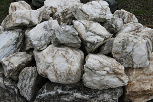 Kamenclub.ru: Мраморизированный известняк фр. 100-500 мм.  купить в Саратове известняк серый белый темно-серый сероватый валун природного образования окатанный 10500 руб/т   фото КАМЕНЬ КЛУБ