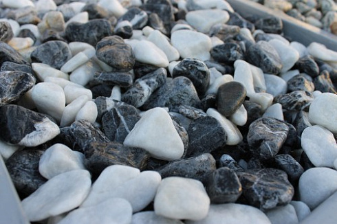 Kamenclub.ru: Мраморная крошка (щебень галтованный микс:: белый-черный) фр.20-40 мм  купить в Саратове мрамор белый, черный мраморный галтованный щебень 15500 руб/т   фото КАМЕНЬ КЛУБ