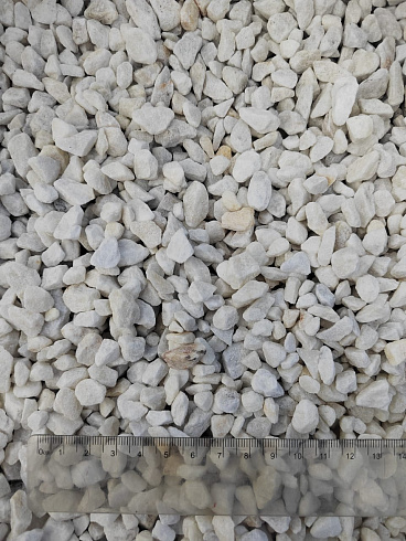 Kamenclub.ru: Мраморная крошка, щебень, цвет-белый, фр. 5-10 мм.  купить в Саратове мрамор белый, айвори, молочный мраморная каменная крошка ландшафтная 12000 руб/т   фото КАМЕНЬ КЛУБ
