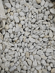 Kamenclub.ru: Мраморная крошка (щебень галтованный белый) фр.40-70 мм.  купить в Саратове мрамор белый молочный айвори окатанный округлый природный камень 17000 руб/т   фото КАМЕНЬ КЛУБ