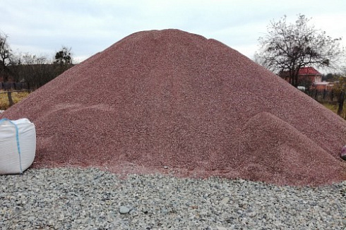 Kamenclub.ru: Мраморная крошка (щебень крошка розовый) фр. 5-10 мм.  купить в Саратове мрамор розовый, красный щебень колотый ландшафтный декоративный  11000 руб/т   фото КАМЕНЬ КЛУБ