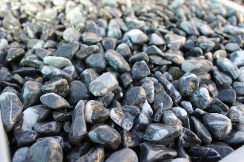 Kamenclub.ru: Щебень галтованный черный (мрамор) фр.10-20 мм.  купить в Саратове мрамор черный с белыми прожилками, черный, белый окатанный округлый ландшафтный декоративный щебень 15000 руб/т   фото КАМЕНЬ КЛУБ