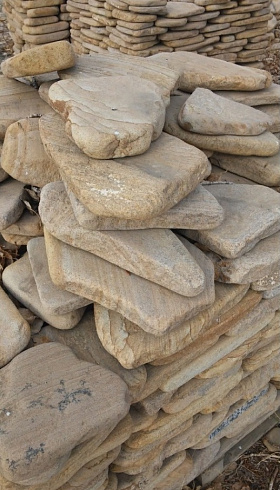 Kamenclub.ru: Песчаник пластушка галтованный желтый с рисунком (3 см)  купить в Саратове плитняк - пластушка желтый песчаник 21000 руб/м3   фото КАМЕНЬ КЛУБ