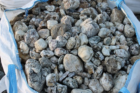 Kamenclub.ru: Кварцевый валунчик фр.100-300 мм.  купить в Саратове кварц белый, бежевый молочный рыжий крупный природный камень галечник 7850 руб/т   фото КАМЕНЬ КЛУБ