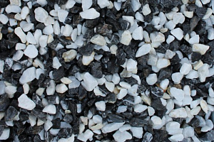 Kamenclub.ru: Мраморная крошка (щебень крошка микс : черный-белый) фр. 10-20 мм.  купить в Саратове мрамор белый, черный каменная декоративная крошка ландшафтная 12000 руб/т   фото КАМЕНЬ КЛУБ