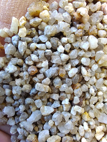 Кварцевый песок для площадок фр. 2-5 мм.  купить в Саратове фото Камень Клуб