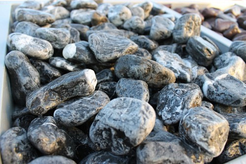 Kamenclub.ru: Щебень галтованный черный (мрамор) фр. 50-100 мм.  купить в Саратове мрамор черный с белыми прожилками щебень ландшафтный мраморный 15000 руб/т   фото КАМЕНЬ КЛУБ