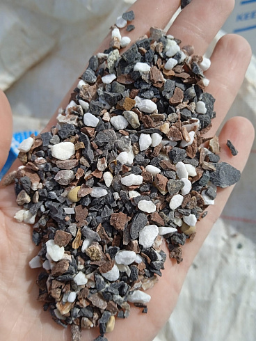 Kamenclub.ru: Мраморная крошка (щебень галтованный микс:белый-черный-розовый-медовый) фр.5-10 мм.  купить в Саратове мрамор белый, медовый, черный, розовый мраморный галтованный щебень декоративный ландшафтный 15500 руб/т   фото КАМЕНЬ КЛУБ