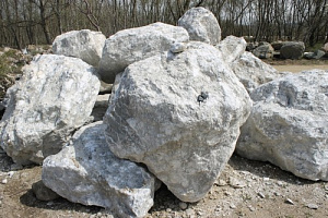 Kamenclub.ru: Мраморизированный известняк фр.500-1500 мм.  купить в Саратове    10000 руб/т   фото КАМЕНЬ КЛУБ