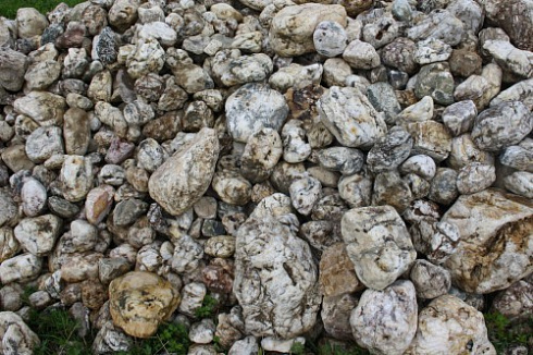 Kamenclub.ru: Кварцевый валунчик фр.100-300 мм.  купить в Саратове кварц белый, бежевый молочный рыжий крупный природный камень галечник 7850 руб/т   фото КАМЕНЬ КЛУБ