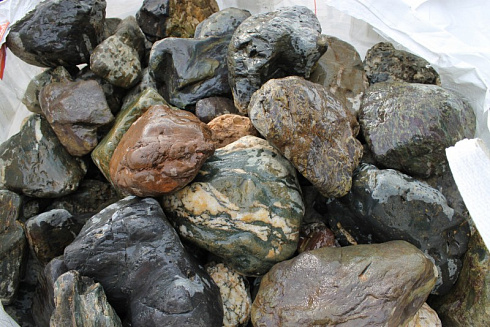 Kamenclub.ru: Ландшафтные валунчики фр.100-500 мм.  купить в Саратове крупный природный камень серый, темно-серый, светло-серый речной валун крупный 4800 руб/т   фото КАМЕНЬ КЛУБ