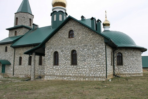 Kamenclub.ru: Галька речная плоская (бело-серая) фр. 100-200-300 мм. купить  в Саратове галька речная плоская серый, белый, бело-серый, серо-белый речная галька плоская  9000 руб/т   фото КАМЕНЬ КЛУБ