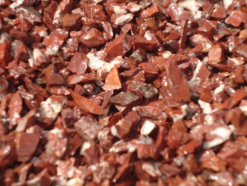 Kamenclub.ru: Щебень крошка красный (ЯШМА) фр. 20-40 мм.  купить в Саратове яшма красный, бордовый декоративный ландшафтный щебень 9000 руб/т   фото КАМЕНЬ КЛУБ