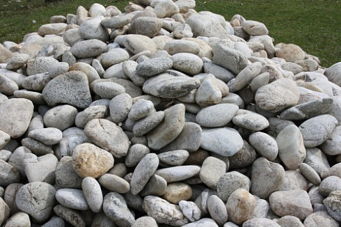 Kamenclub.ru: Бело-серый валунчик фр.100-300 мм.  купить в Саратове крупный камень для ландшафта серый, белый бело-серый валун крупная галька 4500 руб/т   фото КАМЕНЬ КЛУБ