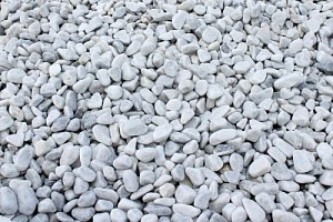 Kamenclub.ru: Мраморная крошка (щебень галтованный белый) фр.10-20 мм.  купить в Саратове мрамор белый, молочный, айвори окатанный округлый декоративный ландшафтный щебень 17000 руб/т   фото КАМЕНЬ КЛУБ