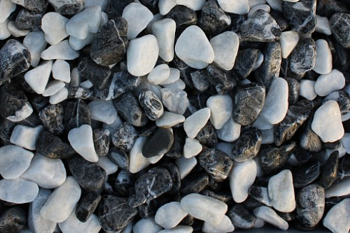 Kamenclub.ru: Мраморная крошка (щебень галтованный микс:: белый-черный) фр.5-10 мм  купить в Саратове мрамор белый, черный, молочный, серый галтовка мраморная окатанная декоративная ландшафтная 15500 руб/т   фото КАМЕНЬ КЛУБ