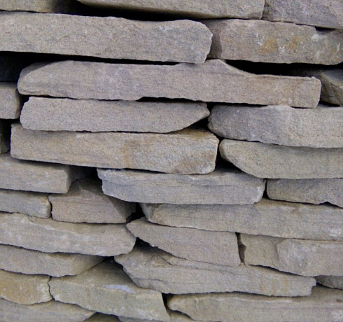 Kamenclub.ru: Песчаник пластушка светло-серый (3,0 см)  купить в Саратове песчаник светло-серый, серый песчаник рваный ландшафтный колотый 13800 руб/м3   фото КАМЕНЬ КЛУБ