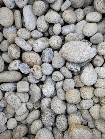 Kamenclub.ru: Галька речная окат (серо-белая) фр. 70-120 мм купить  в Саратове галька галечник бело-серая, серо-белая, серая, белая речная природная галька  8000 руб/т   фото КАМЕНЬ КЛУБ