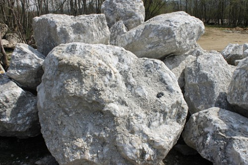 Kamenclub.ru: Мраморизированный известняк фр.500-1500 мм.  купить в Саратове    10000 руб/т   фото КАМЕНЬ КЛУБ