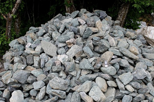 Kamenclub.ru: Гранит скальник (серо-зеленый) фр. 100-500 мм.  купить в Саратове гранит зеленый, серый, салатовый крупный ландшафтный валун 6 000 руб/т   фото КАМЕНЬ КЛУБ