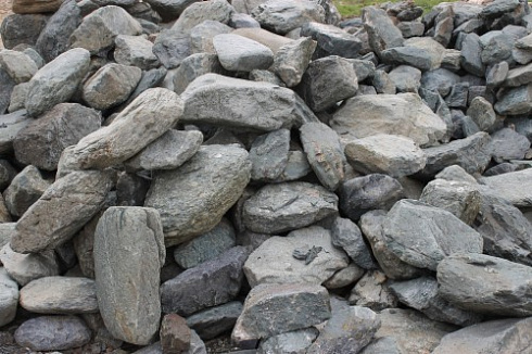 Kamenclub.ru: Гранит скальник (серо-зеленый) фр. 100-500 мм.  купить в Саратове гранит зеленый, серый, салатовый крупный ландшафтный валун 6 000 руб/т   фото КАМЕНЬ КЛУБ