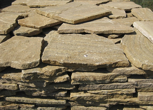 Kamenclub.ru: Песчаник пластушка желтый с рисунком (3 см)  купить в Саратове песчаник желтый с рисунком, рыжий, желтый песчаник пластушка ландшафтная рваная 8 500 руб/м3   фото КАМЕНЬ КЛУБ