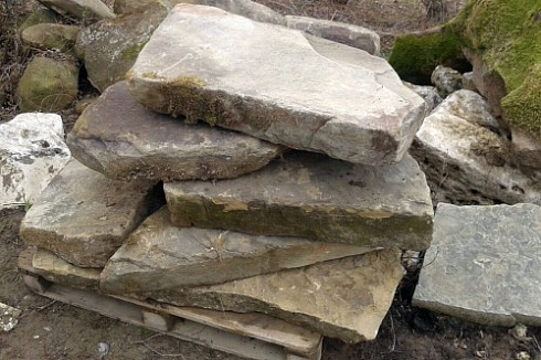 Kamenclub.ru: Песчаник плиты - плахи - пошаговые дорожки (фр. 70-150 мм)  купить в Саратове песчаник серый бежевый желтый зеленый колотый песчаник строительный 6500 руб/т   фото КАМЕНЬ КЛУБ