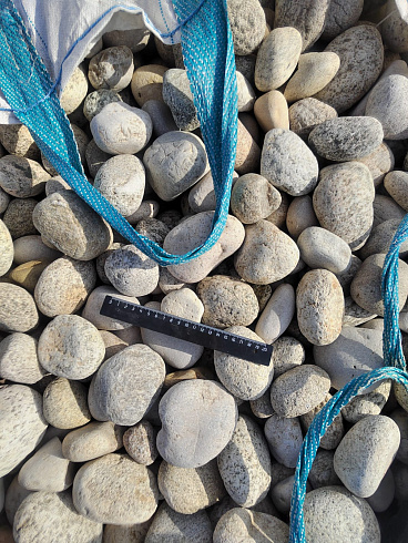 Kamenclub.ru: Галька речная окат (серо-белая) фр. 70-120 мм купить  в Саратове галька галечник бело-серая, серо-белая, серая, белая речная природная галька  8000 руб/т   фото КАМЕНЬ КЛУБ