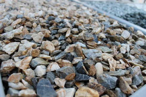 Kamenclub.ru: Мраморная крошка (щебень крошка медовый), фр. 10-20 мм.  купить в Саратове песчаник бежевый, серый каменная ландшафтная крошка  12000 руб/т   фото КАМЕНЬ КЛУБ