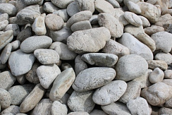 Kamenclub.ru: Бело-серый валунчик фр.100-300 мм.  купить в Саратове крупный камень для ландшафта серый, белый бело-серый валун крупная галька 4500 руб/т   фото КАМЕНЬ КЛУБ