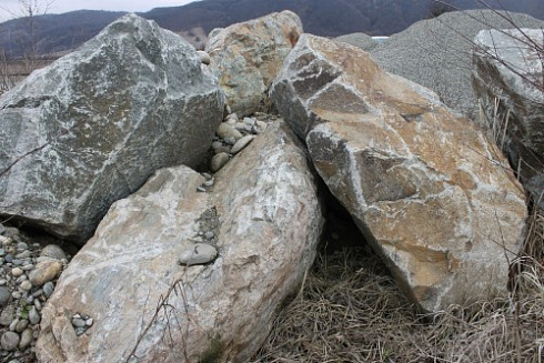 Kamenclub.ru: Гранит скальник (серо-зеленый) фр. 500-1500 мм.  купить в Саратове гранит мрамор  серый зеленый темно-серый глыба скальная колотая ландшафтная 7 500 руб/т   фото КАМЕНЬ КЛУБ