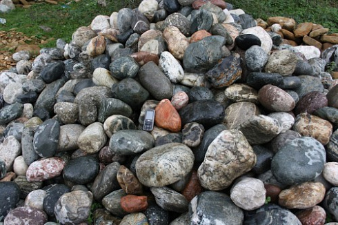 Kamenclub.ru: Ландшафтные валунчики фр.100-500 мм.  купить в Саратове крупный природный камень серый, темно-серый, светло-серый речной валун крупный 4800 руб/т   фото КАМЕНЬ КЛУБ