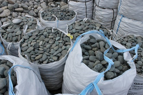 Kamenclub.ru: Темно-серый валунчик фр.100-300 мм.  купить в Саратове крупный природный камень серый, темно-серый, светло-серый речная галька большого размера окатанная 4500 руб/т   фото КАМЕНЬ КЛУБ
